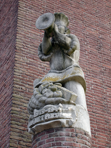 830004 Afbeelding van het door Jo Uiterwaal vervaardigde beeld De bakker op de hoek bij de ingang van het voormalige ...